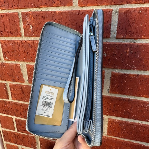 Michael Kors wallet - Picture 9 of 10